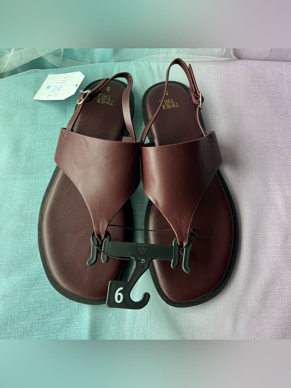 Time and Tru Womens Burgundy Thong Sandals Ankle Strap Buckle Faux Leather 9